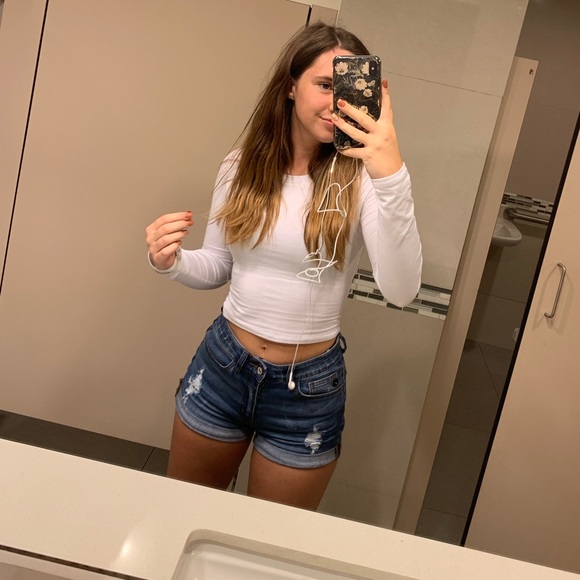 Meet your Posher, Alyssa // MAKE OFFERS ON CLOSET - Picture 2 of 6